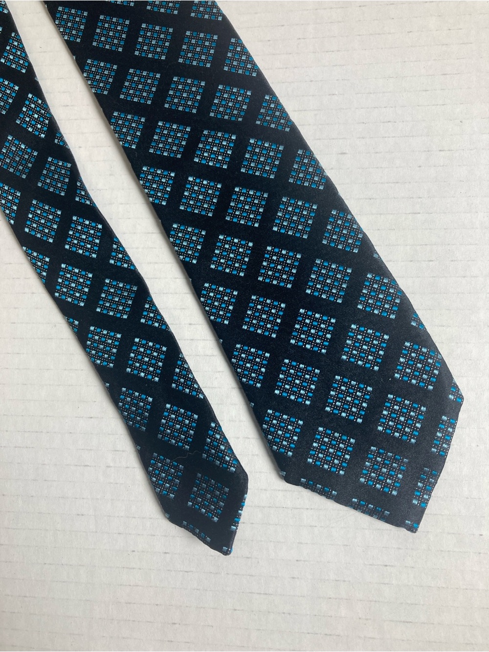Geoffrey Beene tie Men's Geo-Micro Black & Blue 100% Silk - Picture 3 of 15